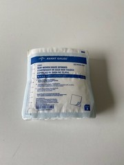 K40: Lot of 14 Medline NON21444 Non-Woven Gauze Sponges
